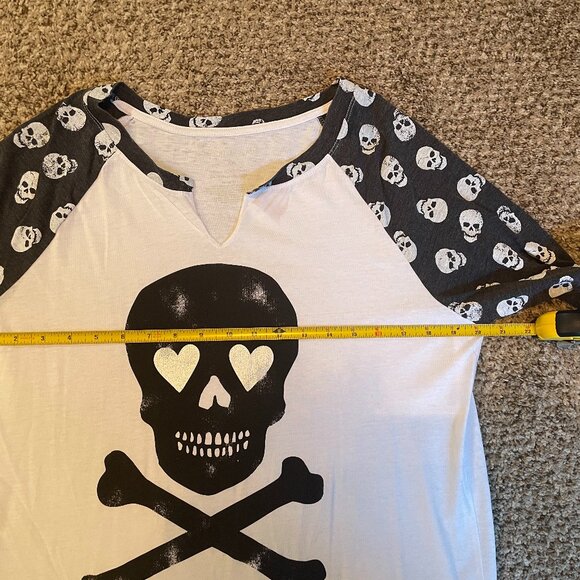 NWOT Size Grayson Threads Skull Crossbones gray white tissue tee quarter sleeves - Picture 2 of 11